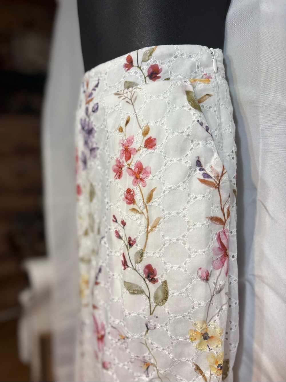 Pearl + Sea White Embroidered Eyelit Floral Lined Pants size 4 - Picture 6 of 15